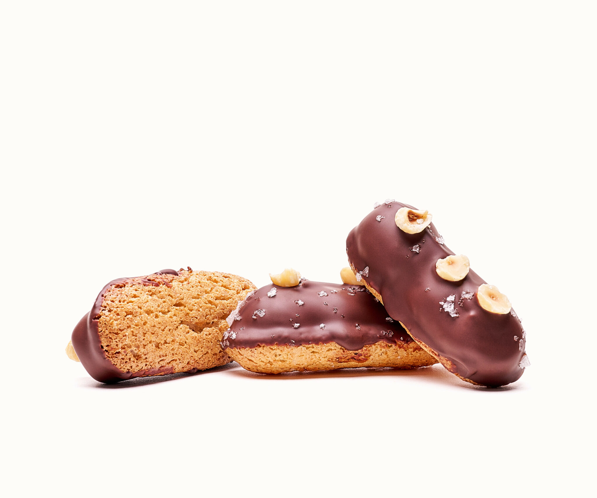 Biskvier med salt kolakräm & hasselnötter